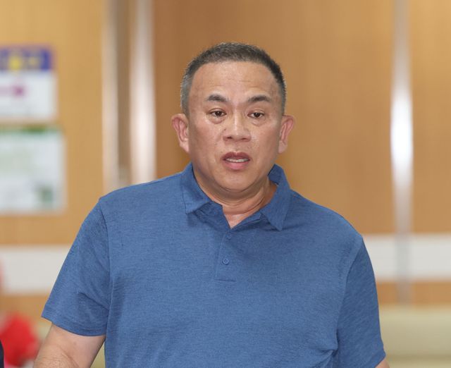 정치 브로커 명태균으로부터 여론조사를 무상으로 받은 혐의로 기소된 윤석열 전 대통령의 1심 결과가 나오는 13일 명씨가 서울 서초구 서울중앙지법에서 열린 선고 공판에 출석하고 있다. 연합뉴스