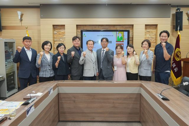 13일 포천시의회에서 서과석 의장과 김현규 부의장, 박윤경,이미숙,최홍화,권보경,윤경래 시의원과,박근환 포천시노인복지관장 등 관계자들이 노인복지시설 이용환경 개선과 남부권 복지시설 확충 방안을 논의한 뒤 기념촬영을 하고 있다. 포천시의회 제공