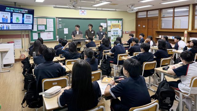 단국대 환경교육단이 동백중학교 학생들을 대상으로 환경교육을 실시하고 있는 모습. 단국대 제공