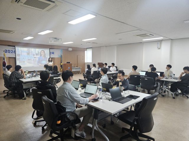 인천환경공단 신규임용 직원들이 AI 업무 워크플로우 실무 교육에 참여하고 있다. 공단 제공