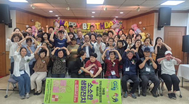 지난 8일 가평읍 지역사회보장협의체가 최근 성인 장애인 부모를 위한 ‘소소한 생일잔치’를 열고 참여 가족들과 기념촬영을 하고 있다. 가평군 제공