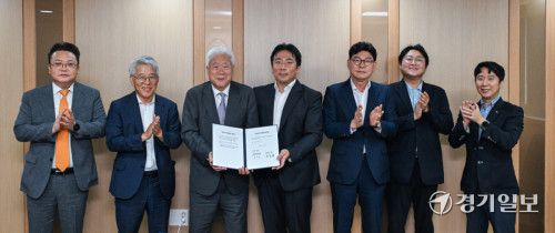 ‘2026년 경기일보 노사 임금협상 체결식’이 열린 13일 오전 경기일보 소회의실에서 경기일보 이순국 대표이사 사장, 김영진 상무이사, 곽민규 전국언론노조 경기일보지부장 등 노사 대표들이 합의서를 들고 기념촬영을 하고 있다. 윤원규기자