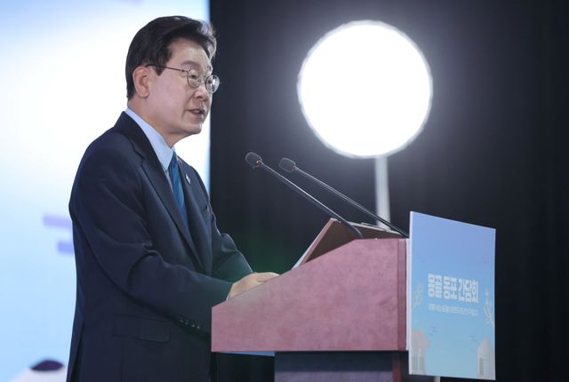 이재명 대통령이 지난 10일 몽골 울란바타르 한 호텔에서 열린 동포간담회에서 인사말을 하고 있다. 연합뉴스