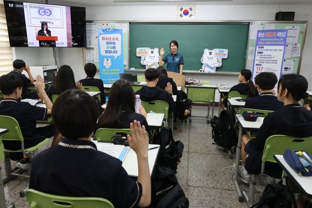 경륜경정총괄본부가 최근 광명중학교에서 지역사회 유관기관과 함께 청소년 불법 도박 예방 캠페인을 펼쳤다. 경륜경정총괄본부 제공
