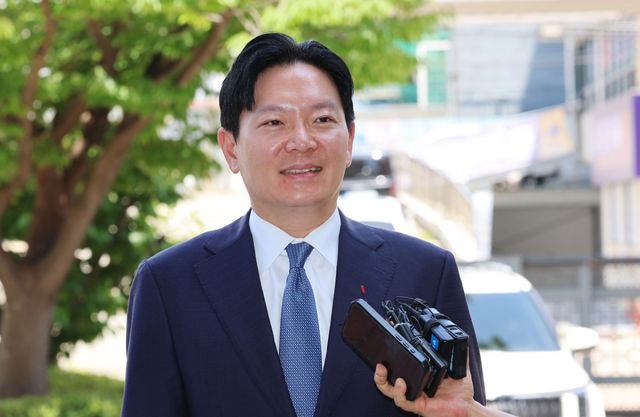 쌍방울 대북송금 사건 수사 과정에서의 규정 위반을 이유로 정직 2개월 징계가 청구된 박상용 인천지검 부부장검사가 13일 감찰 조사를 받기 위해 인천지검에 출석하며 취재진 질문에 답하고 있다. 연합뉴스
