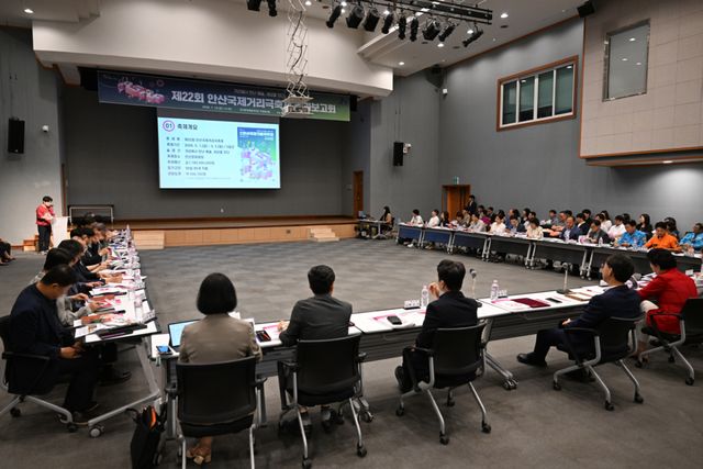 안산시는 지난 5월 개최된 안산국제거리극축제 결과 보고회를 열고, 이번 축제에 역대 최다인 56만여 명의 관람객이 방문했다고 밝혔다. 안산시 제공