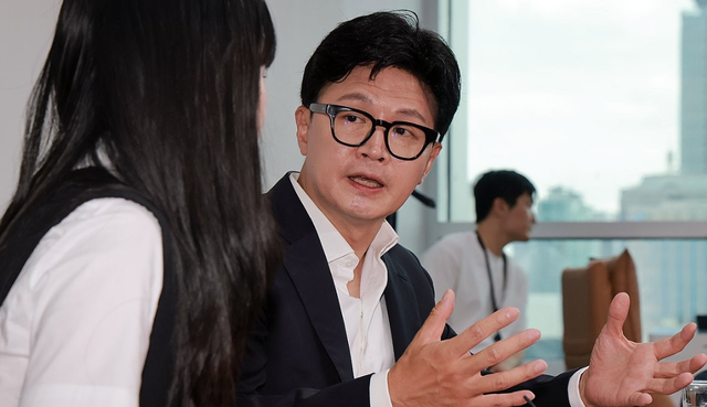무소속 한동훈 의원이 13일 국회 의원회관 자신의 사무실에서 더불어민주당이 추진하는 검찰 보완수사권 폐지와 관련해 '부산 돌려차기' 사건 피해자와 면담한 뒤 취재진을 만나 면담 내용을 설명하고 있다. 연합뉴스