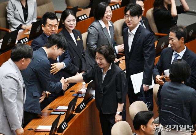 14일 오전 수원특례시 경기도의회 본회의장에서 열린 ‘제392회 임시회 제2차 본회의’에서 추미애 경기도지사가 도의원들과 인사하고 있다. 김시범기자