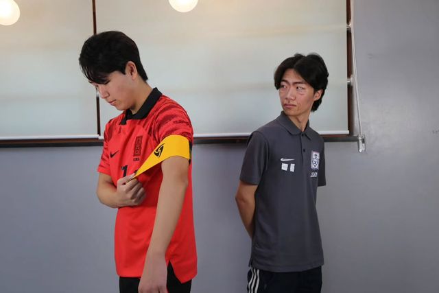 홍명보 전 축구 국가대표팀 감독과 손흥민 선수를 패러디한 의정부고 학생들의 모습. 의정부고 방송부 UHBS 인스타그램 갈무리