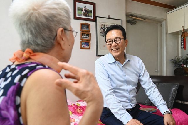 이 구청장이 최근 두루두루 보건의료 특화사업 대상자 집을 방문해 이야기를 나누고 있다. 연수구 제공