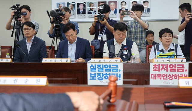 14일 정부세종청사 최저임금위원회에서 제14차 전원회의가 시작되고 있다. 왼쪽부터 사용자위원인 양옥석 중소기업중앙회 인력정책본부장, 류기정 한국경영자총협회(경총) 전무, 근로자위원인 류기섭 한국노총 사무총장, 이미선 민주노총 부위원장. 연합뉴스