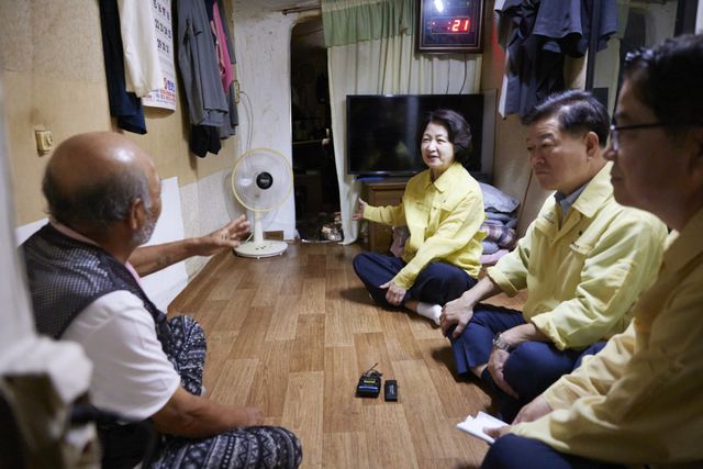 추미애 경기도지사가 14일 광명시 소하동 쪽방촌을 찾아 주민과 대화하고 있다. 경기도 제공