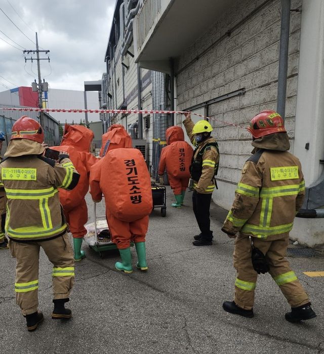 22일 평택시 장당동 소재 전자부품 제조공장 화학물질 누출 신고 현장. 경기도소방재난본부 제공