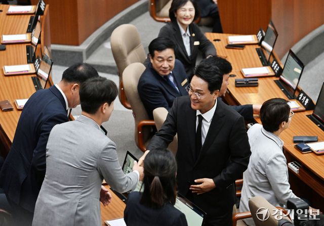 14일 오전 수원특례시 경기도의회 본회의장에서 열린 ‘제392회 임시회 제2차 본회의’에서 안민석 경기도교육감이 도의원들과 인사하고 있다. 김시범기자