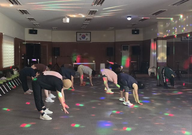 13일 주민 건강 증진과 만성질환 예방을 위한 영종구의 관절 건강 프로그램에 참가한 주민들. 인천 영종구청 제공