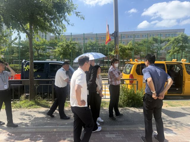 인천 영종경찰서와 영종구청, 한국도로교통공단 관계자들이 교통안전 협의체를 구성, 교통환경 개선이 필요한 현장에 나가 점검하고 있다. 영종경찰서 제공