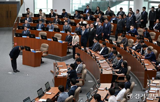 14일 오전 경기도의회 본회의장에서 열린 ‘제392회 임시회 제2차 본회의’에서 경기도 간부공무원들이 도의원들과 첫 상견례를 하고 있다. 김시범기자