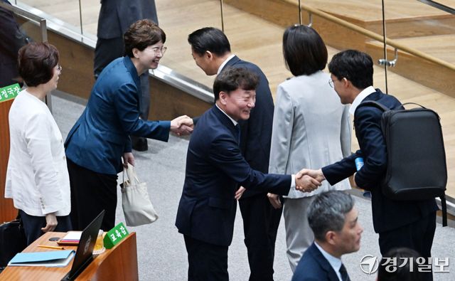 14일 오전 수원특례시 경기도의회 본회의장에서 열린 ‘제392회 임시회 제2차 본회의’에서 남종섭 의장이 도의원들과 인사하고 있다. 김시범기자