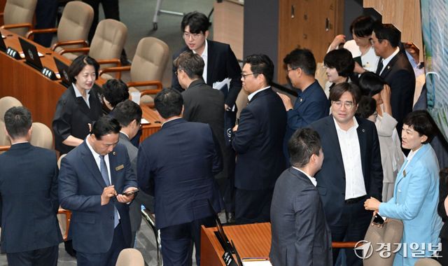 14일 오전 수원특례시 경기도의회 본회의장에서 열린 ‘제392회 임시회 제2차 본회의’에서 추미애 경기도지사가 도의원들과 인사하고 있다. 김시범기자