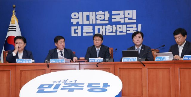 더불어민주당 강득구 최고위원이 10일 국회에서 열린 최고위원회의에 참석해 8·17 전당대회 당 대표 선거에 선호투표제를 도입하는 것과 관련해 발언하고 있다. 연합뉴스