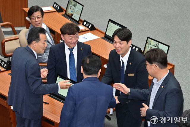 14일 오전 수원특례시 경기도의회 본회의장에서 열린 ‘제392회 임시회 제2차 본회의’에서 남종섭 의장이 도의원들과 인사하고 있다. 김시범기자