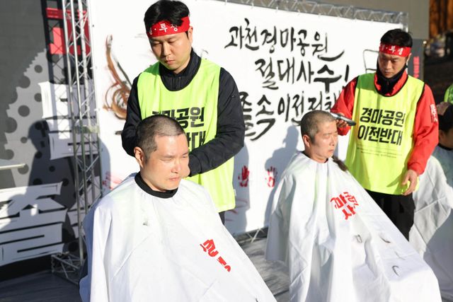 지난 2월 박근문 노조 위원장과 노조 임원이 경마공원 이전반대 결의대회에서 삭발식을 하고 있는 모습. 한국마사회 제공