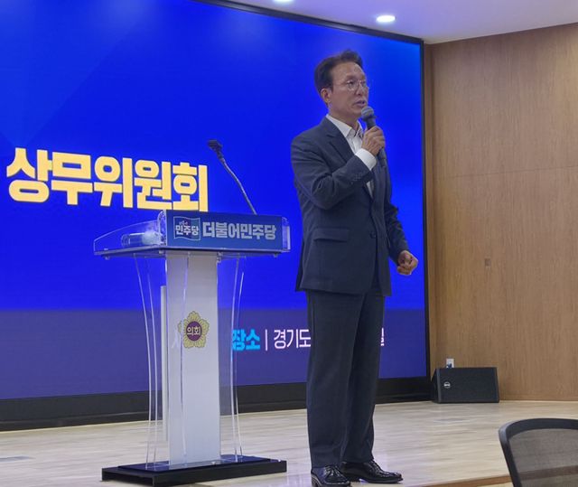 14일 더불어민주당 당 대표 후보인 김민석 전 국무총리가 경기도의회 대회의실에서 열린 민주당 경기도당 상무위원회에 참석해 발언하고 있다. 이진기자