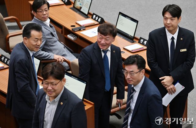 14일 오전 수원특례시 경기도의회 본회의장에서 열린 ‘제392회 임시회 제2차 본회의’에서 남종섭 의장이 도의원들과 인사하고 있다. 김시범기자