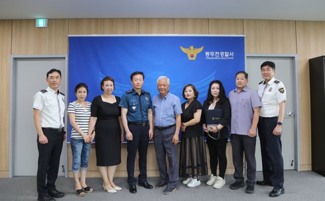 최윤덕 동두천경찰서장과 류민상 교통행정발전위원장이 교통행정발전위원회 신입위원 4명과 함께 기념사진을 찍고 있다. 동두천경찰서 제공