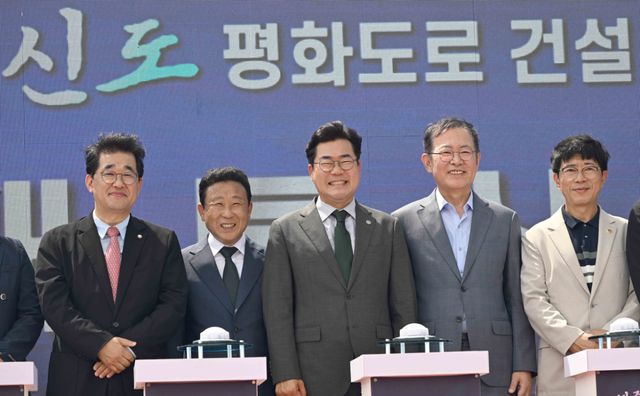 14일 인천 옹진군 신도 쉼터공원에서 열린 ‘영종~신도 평화도로 건설공사 개통식’에서 박찬대 인천시장, 국민의힘 배준영 국회의원(중·강화·옹진), 손화정 영종구청장, 장정민 옹진군수, 박남춘 전 인천시장 등이 개통 퍼포먼스를 하고 있다. 조병석기자