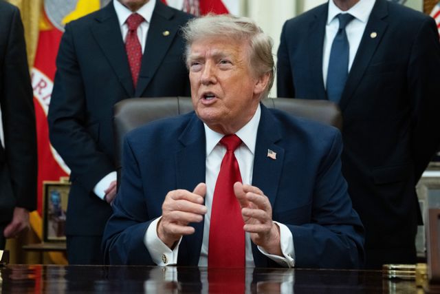 United States President Donald J Trump gives remarks to the press during an executive order signing ceremony for an order that will modify two Utah monuments in the Oval Office of the White House in Washington, DC, USA, 13 July 2026. EPA/AARON SCHWARTZ / POOL Gemini와의 대화United States President Donald J Trump gives remarks to the press during an executive order signing ceremony for an order that will modify two Utah monuments in the Oval Office of the White House in Washington, DC, USA, 13 July 2026. EPA/AARON SCHWARTZ / POOL외신 기사 번역 및 기사 작성 보조사용자설정 Gem지시하신 사항은 '④ 문장이 1~2개인 사진 설명(캡션)의 경우, 아래 2~4의 지시는 이행할 필요 없이 번역한 내용만 전달'하는 것입니다.입력해주신 텍스트는 EPA 통신사의 아론 슈바르츠(Aaron Schwartz) 풀(Pool) 기자가 촬영한 보도사진의 서술형 캡션(사진 설명)입니다. 따라서 지침에 의거하여 제목, 부제목, 태그 등을 배제하고 현지 시간을 명확히 반영한 언론사 스타일의 정확한 서술형 번역본만을 제공합니다.번역본[워싱턴=EPA 연합뉴스] 도널드 J. 트럼프 미국 대통령이 2026년 7월 13일(현지시간) 미국 워싱턴 DC 백악관 집무실(오벌 오피스)에서 유타주의 국립기념물(모뉴먼트) 2곳을 축소·조정하는 행정명령 서명식을 마친 뒤 취재진의 질문에 답변하고 있다