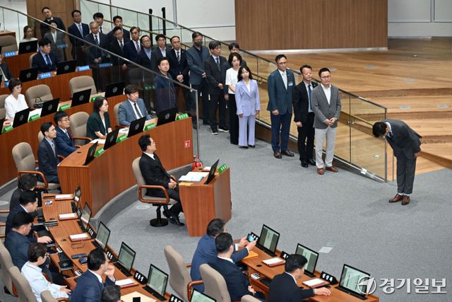 14일 오전 수원특례시 경기도의회 본회의장에서 열린 ‘제392회 임시회 제2차 본회의’에서 의회사무처 간부 직원들이 도의원들과 첫 상견례를 하고 있다. 김시범기자
