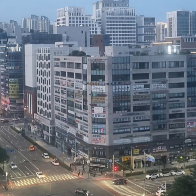 13일 인천 영종구 영종하늘도시 일대에 대규모 정전이 발생하면서 상가 건물의 불이 모두 꺼져 있다. 독자 제공
