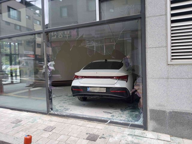고양시 원흥동에서 차량이 건물에 돌진하는 사고가 발생했다. 고양소방서 제공