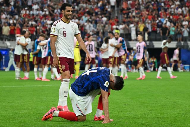 15일(현지 시간) 미국 텍사스주 알링턴의 댈러스 스타디움에서 열린 2026 월드컵 축구 대회 준결승전 프랑스 대 스페인의 경기가 끝난 후, 프랑스의 공격수 라얀 셰르키(아래쪽)가 팀의 패배에 아쉬워하고 있다. AFP=연합뉴스