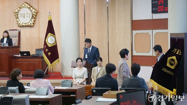 13일 오전 열린 제305회 고양특례시의회 임시회 제4차 본회의에서 의원들이 부의장 선출을 위한 무기명 투표를 하고 있다. 신진욱기자