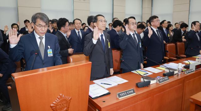 노태악 전 중앙선거관리위원장이 14일 국회에서 열린 '제9회 전국동시지방선거 투표용지 부족 사태 등 국민 참정권 침해 진상규명 및 선거관리 개혁을 위한 국정조사 특별위원회' 제1차 청문회에서 증인 선서하고 있다. 연합뉴스