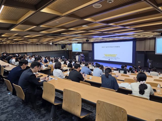 시흥시는 13일 서울대학교 시흥캠퍼스 대강의실에서 ‘2026 AI 인재육성 및 기업혁신 포럼’을 열었다. 시흥시 제공