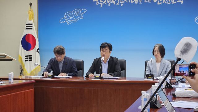 15일 오전 인천시교육청에서 주민직선5기 인천시교육감직 준비위원회가 교육활동 보호, 학생 진로·진학 등 분과별 공약 세부내용을 밝히고 있다. 박기웅기자