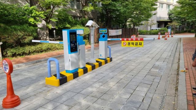 차량번호인식 시스템과 방문키오스크 아파트 현장 설치 모습. ㈜오토게이트 제공