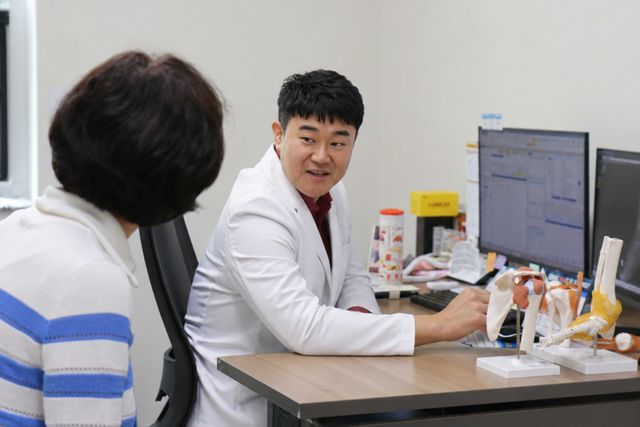 국제성모병원 정형외과 전문의 조원민 교수의 강화 비에스종합병원 개방진료 모습. 비에스종합병원 제공.