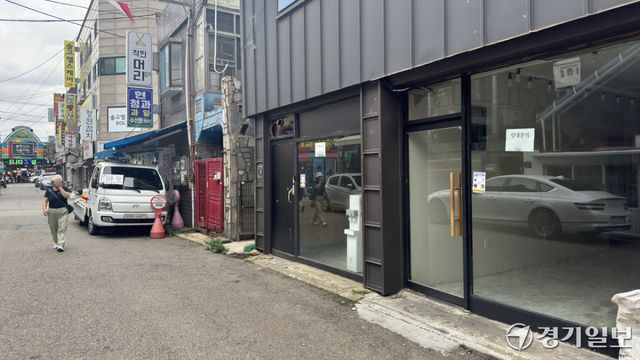 내년도 최저임금이 시간당 1만700원으로 최종 결정되면서 도내 소상공인들의 인건비 부담 우려가 커지고 있다. 사진은 부천시 원미구의 한 상가에 임대 문의 안내문이 붙어 있는 모습. 김소현기자