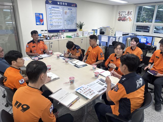15일 홍용기 포천소방서장이 선단 119안전센터를 방문해 직원들과 출동 여건과 재난 대응 현안을 점검하는 회의를 진행하고 있다. 포천소방서 제공