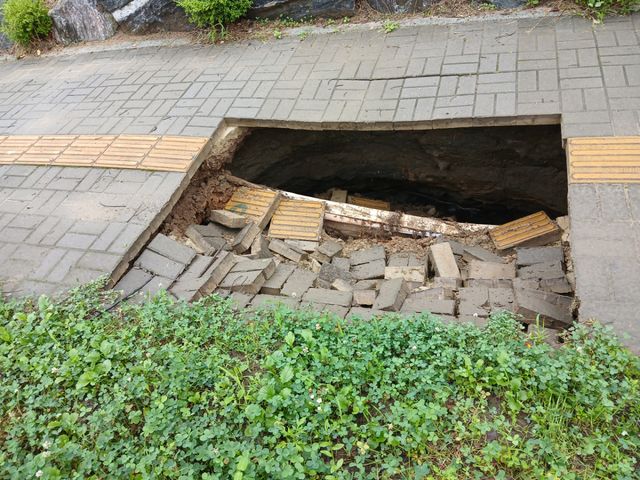 15일 오전 인천 연수구 한 보행로가 꺼져있는 모습. 인천소방본부 제공