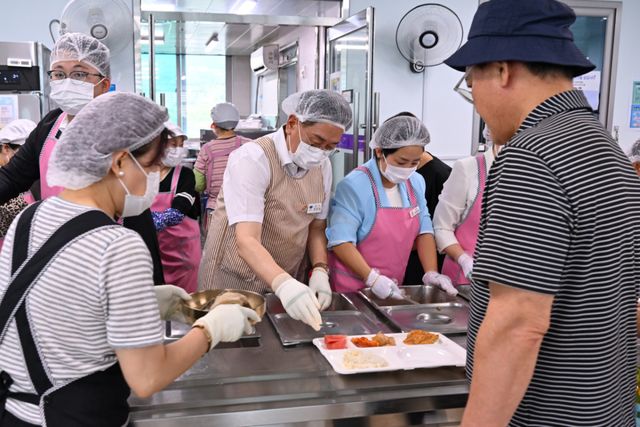양평군노인복지관이 지난 14일 복지관 회원을 대상으로 ‘초복 맞이 영양 백숙(반계탕) 나눔 행사’를 개최한 가운데, 전진선 양평군수가 직접 배식을 하고 있다. 양평군 제공