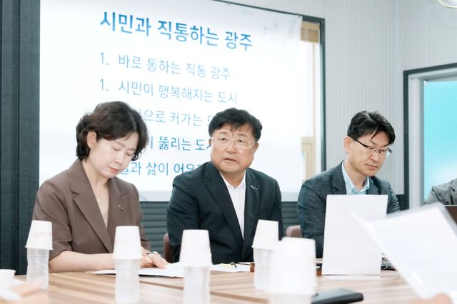 박관열 광주시장(사진 가운데)이 15일 경안시장에서 열린 ‘제1회 직통시장실’에서 상인들로부터 애로사항을 청취하며 회의를 주재하고 있다. 광주시 제공