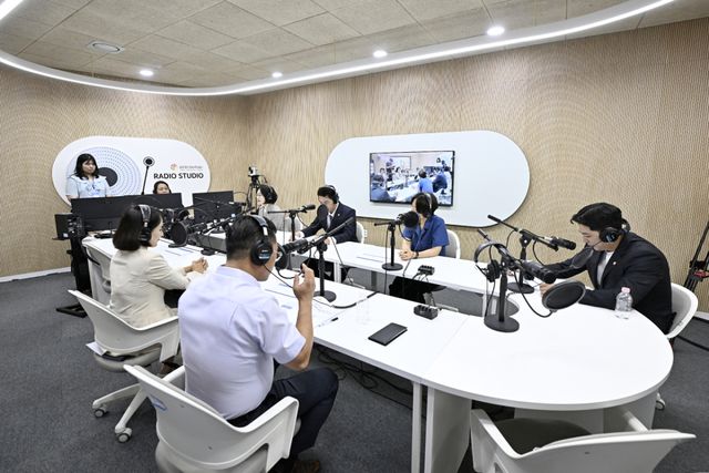 김포시의회 행정복지위원회 위원들이 김포미디어아트센터에서 시설 장비를 직접 이용해 보고 있다. 김포시의회 제공