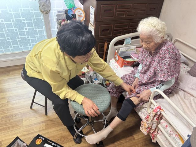경기남부보훈지청 관계자가 여름철 폭우와 폭염에 대비해 취약계층 국가유공자를 대상으로 생활환경 점검과 지원에 나서고 있다. 경기남부보훈지청 제공