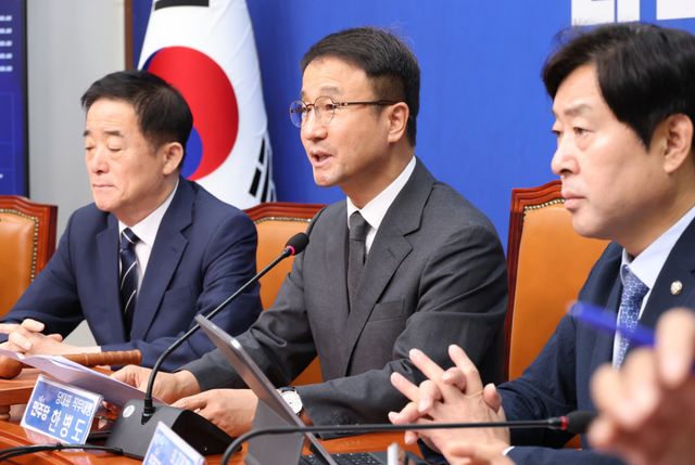 더불어민주당 한병도 당 대표 직무대행 겸 원내대표가 15일 국회에서 열린 최고위원회의에서 발언하고 있다. 연합뉴스