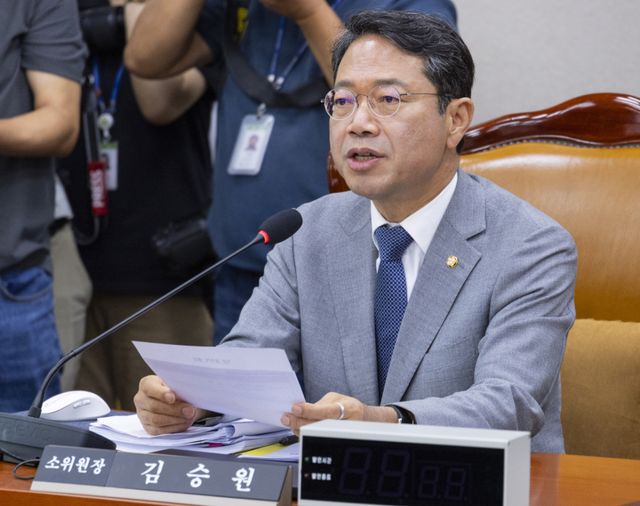 국회 법제사법위원회 제1소위 위원장인 더불어민주당 김승원 의원이 15일 국회에서 법사위 제1소위를 개회한 뒤 안건을 설명하고 있다. 연합뉴스